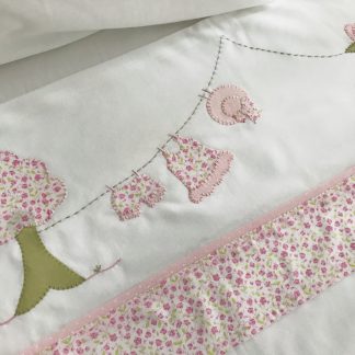 Conjunto de Lençóis de Berço Roupinha no Varal Rosa