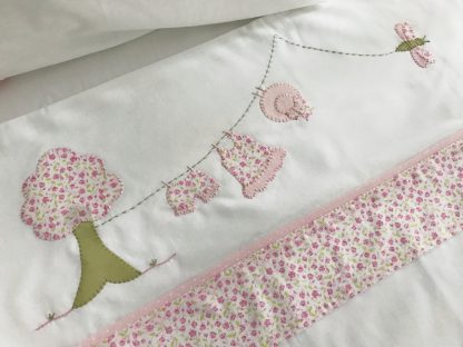 Conjunto de Lençóis de Berço Roupinha no Varal Rosa