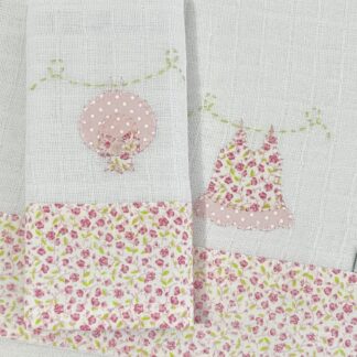 Fraldas de Ombro Roupinha no Varal Rosa