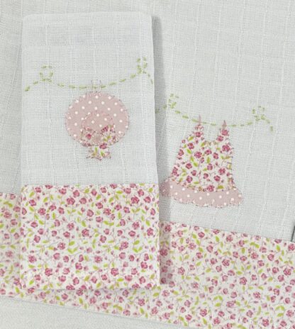 Fraldas de Ombro Roupinha no Varal Rosa