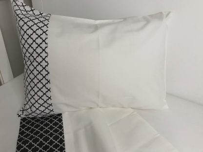 Fronhas com barras em arabesco